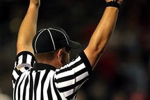 VAR判罚引争议，裁判吹罚标准再遭热议，var裁判有几个