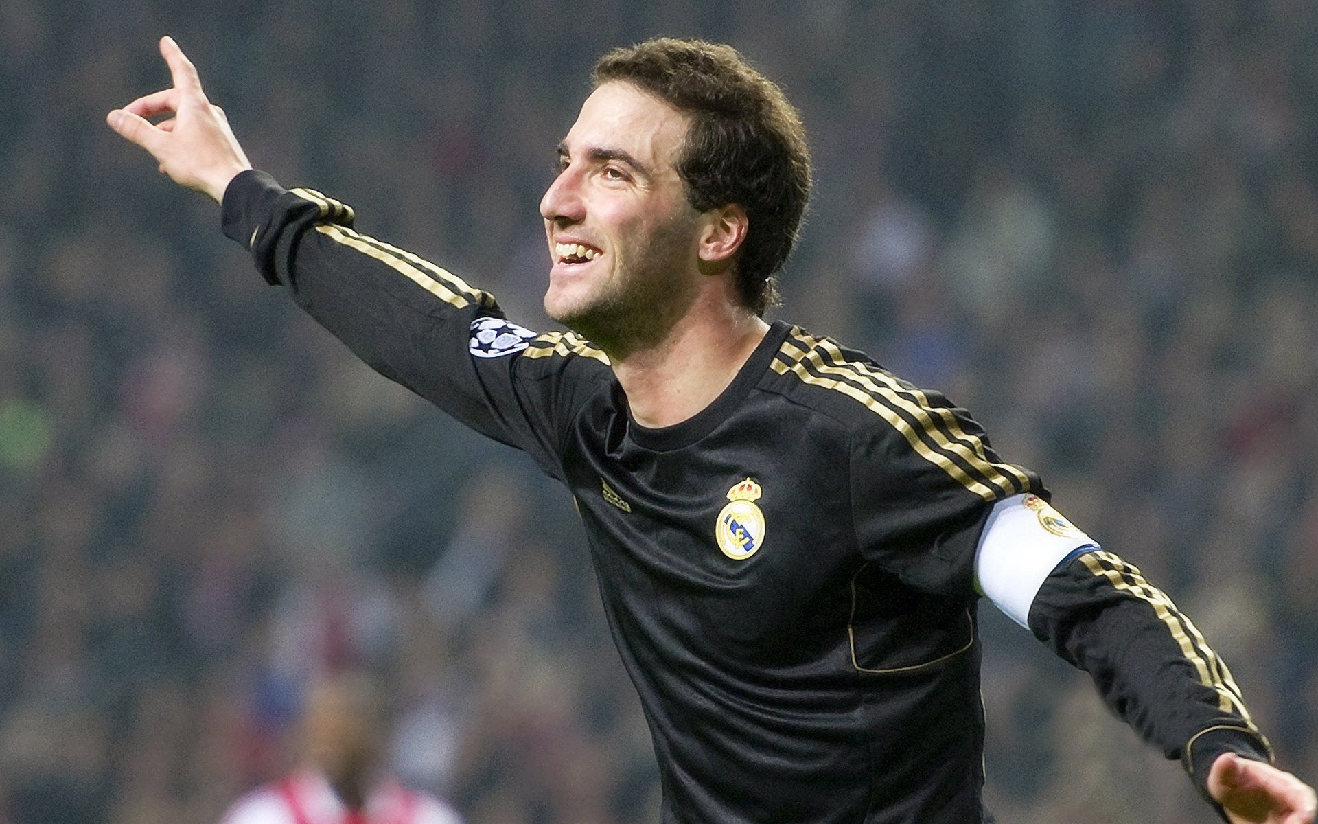 伊布拉希莫维奇职业生涯累计进球超500粒，足球传奇永不褪色，伊布拉希莫维奇是几号球衣